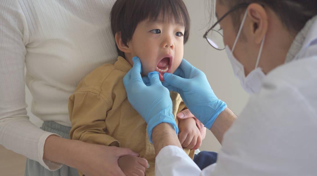 Seorang anak sedang diperiksa dokter gigi