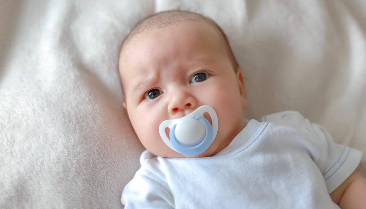 Bayi nampak tenang dengan empengnya