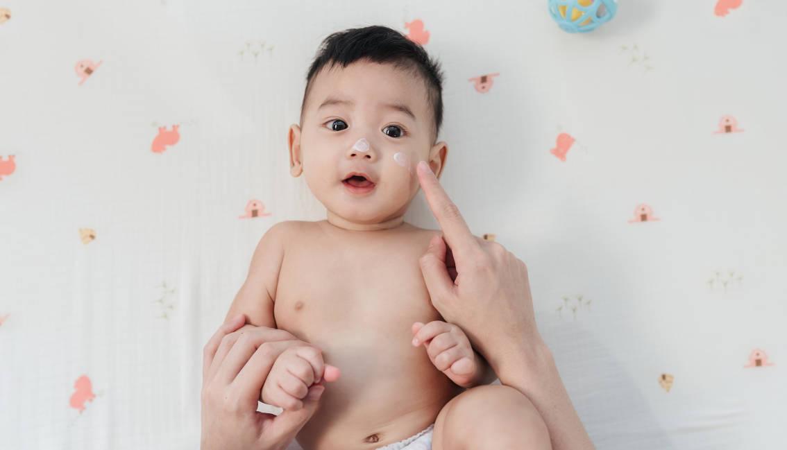 Bayi sedang diolesi skincare