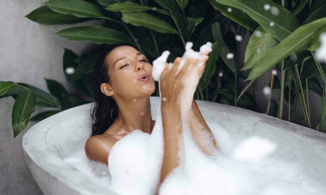 Seorang wanita melakukan self care 