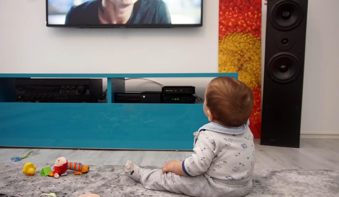 Ini Sederet Bahaya Menonton Televisi bagi Bayi, Bisa Speech Delay