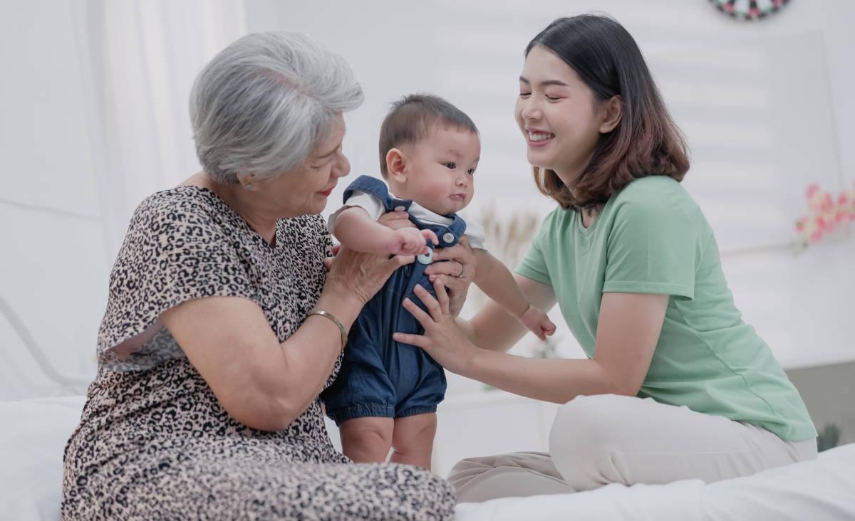 Keluarga terdiri dari ibu, anak dan nenek