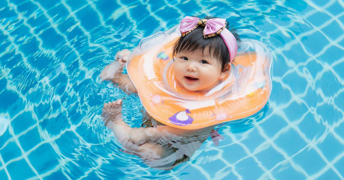 Waktu Tepat Mengajarkan Bayi Berenang, Kenali Tanda Si Kecil Siap