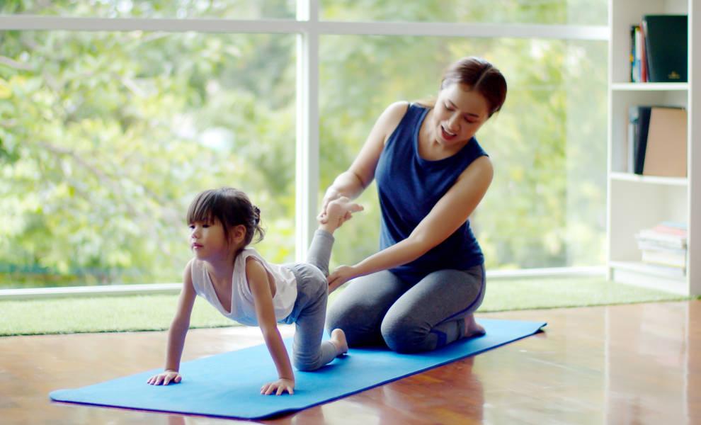 Seorang anak sedang memperagakan gerakan yoga