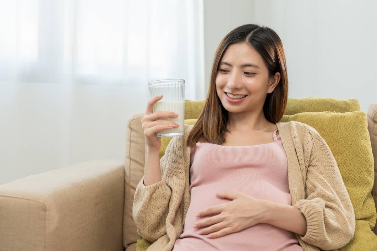 Ibu hamil minum susu saat hamil untuk mendukung kecukupan nutrisi.