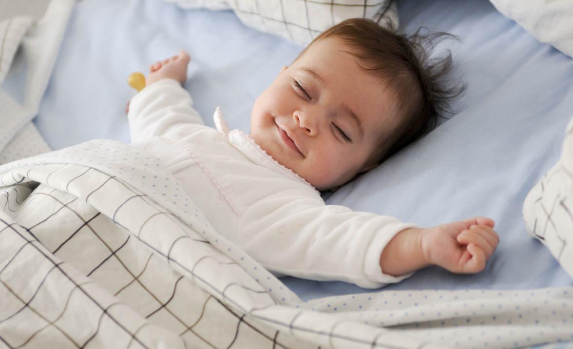 Bayi tersenyum saat tidur