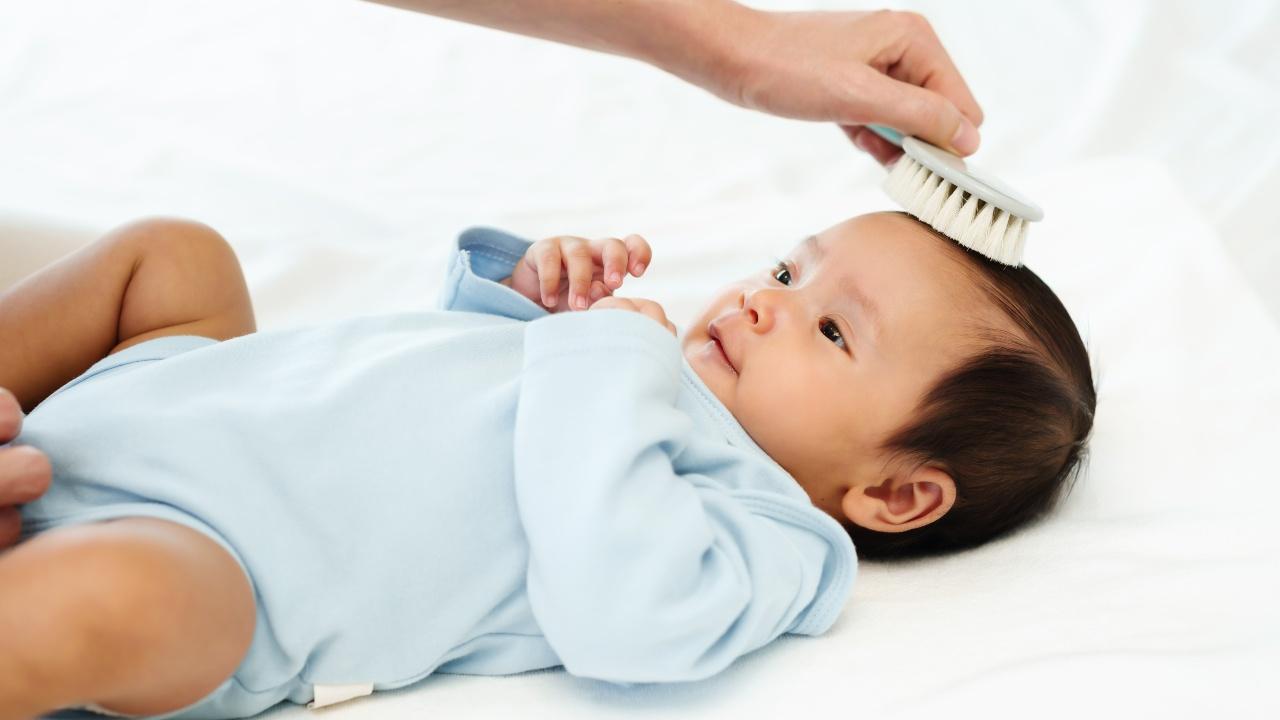 Tak Perlu Khawatir Mums, Rambut Bayi Bisa Cepat Tumbuh dengan Cara Ini