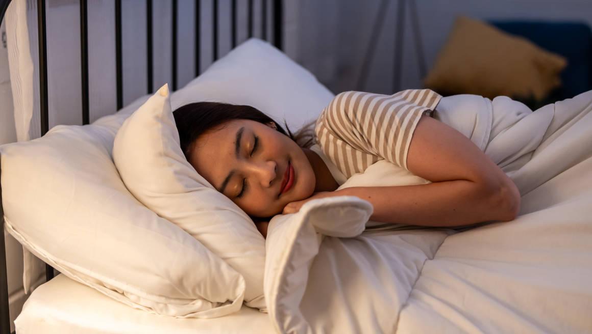 Seorang ibu sedang tidur