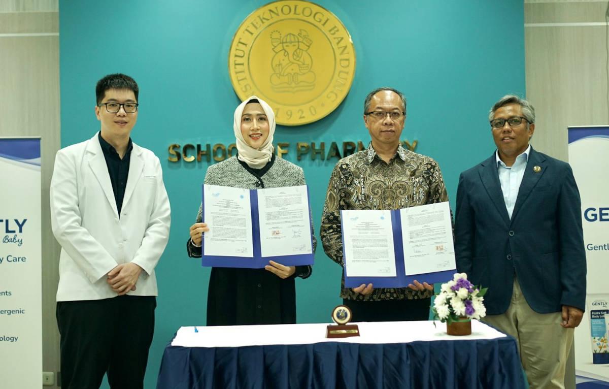 Proses penandatanganan MoU Gently Baby dan Sekolah Farmasi ITB