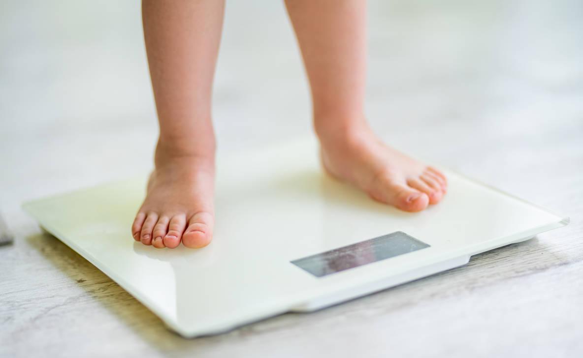 Anak sedang menimbang berat badan