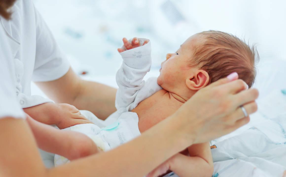 Ibu sedang melakukan perawatan bayi baru lahir