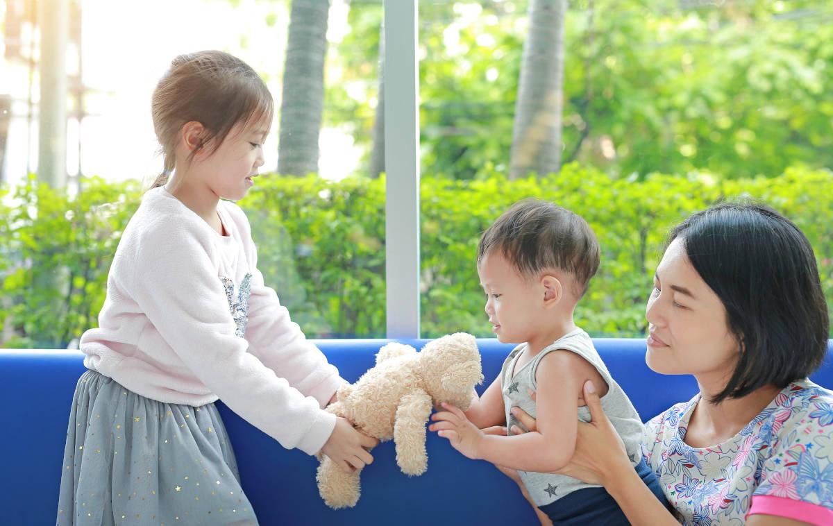 Tips Mengajarkan Anak Berbagi Sejak Dini, Sesuaikan dengan Usia