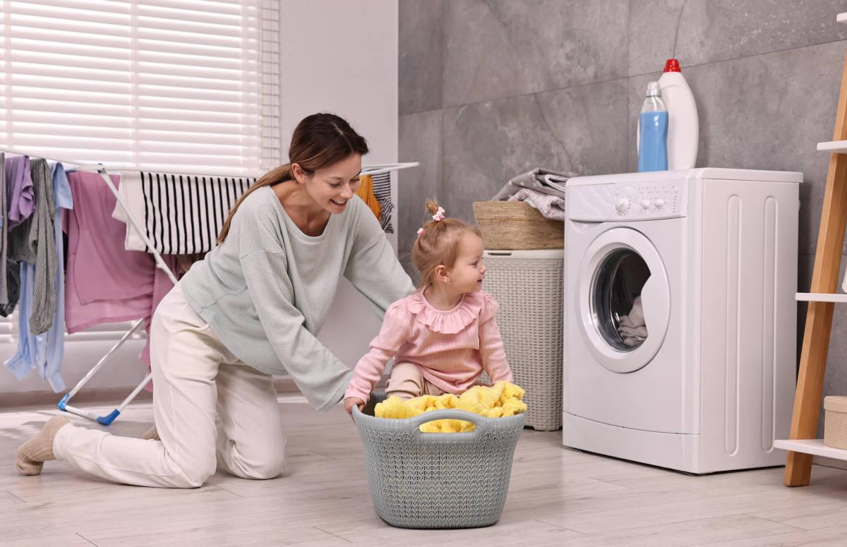 ibu sedang mengasuh anak