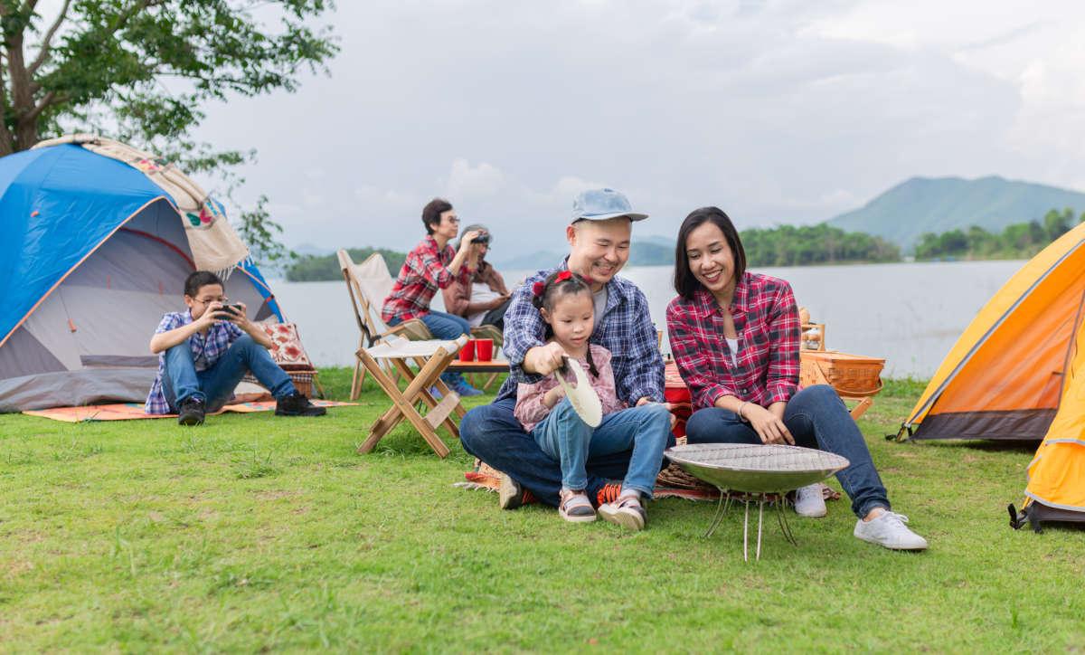 Keluarga sedang kemping atau berkemah
