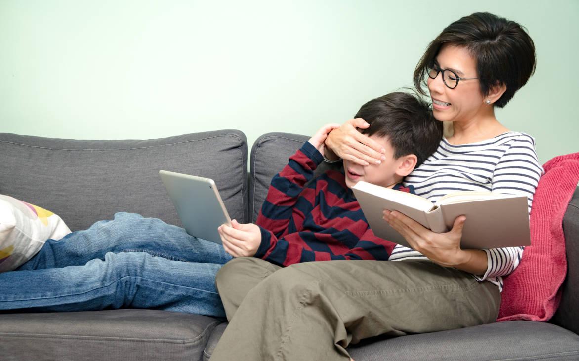 Ibu dan anak sedang berinteraksi di rumah