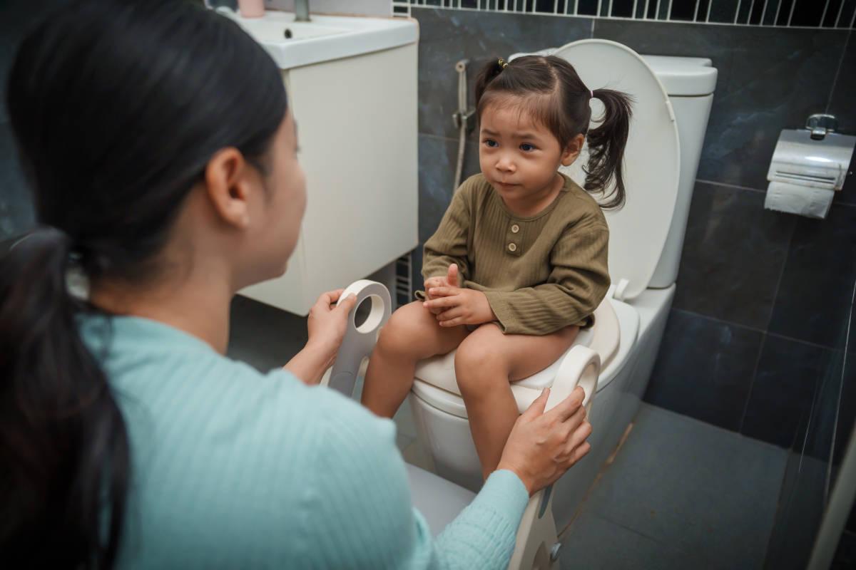 Seorang ibu sedang melakukan toilet training