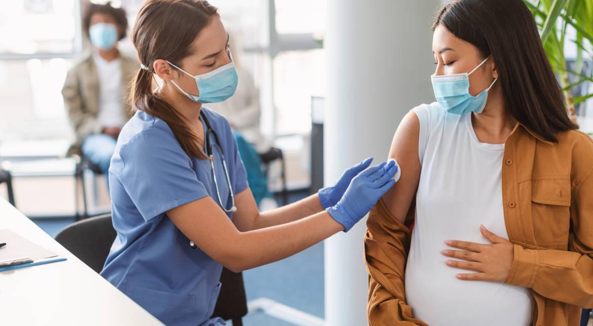 Ibu hamil sedang vaksin 