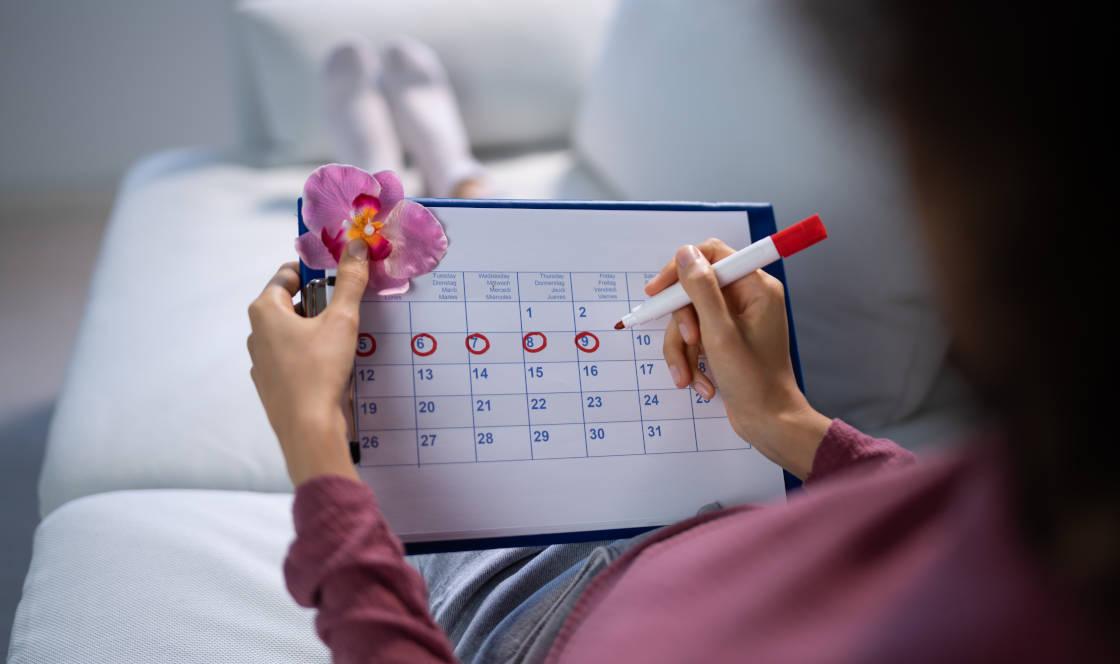 Seorang wanita tengah menghitung siklus menstruasi