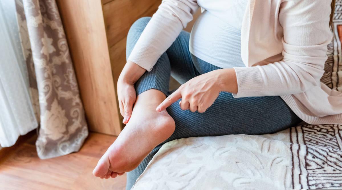 Banyak perubahan terjadi pada tubuh selama masa kehamilan, salah satunya kaki bengkak. Berikut ini cara mengatasi kaki bengkak pada ibu hamil yang layak dicoba. 