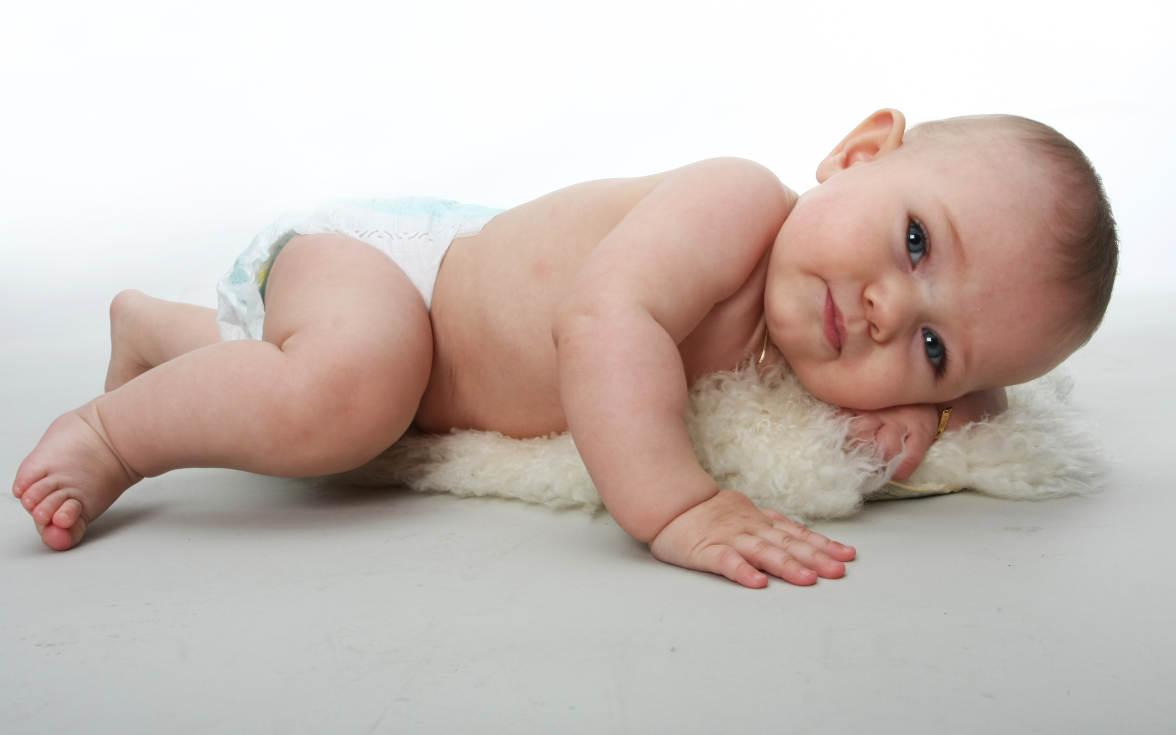 Bayi 10 Bulan Belum Bisa Duduk Sendiri, Ini yang Bisa Mums Lakukan