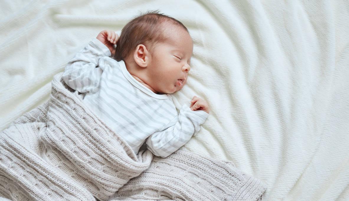 Bayi baru lahir sedang tidur