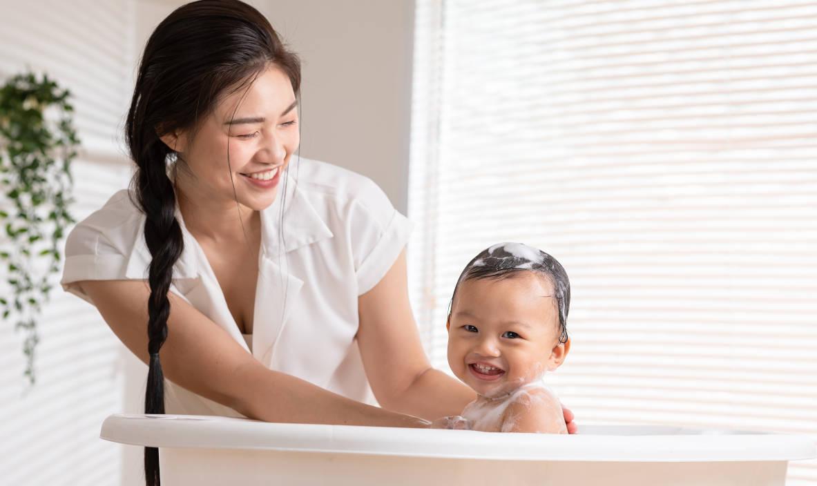 Bayi sedang dimandikan ibunya