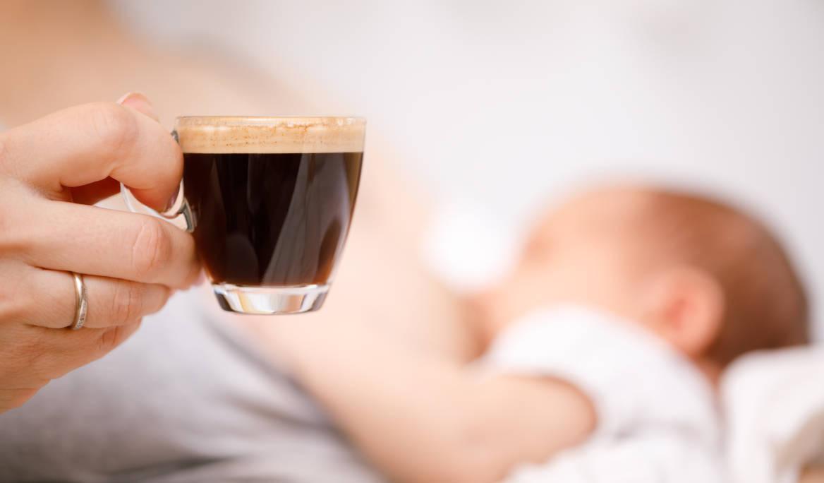 Saat Butuh Terjaga Urus Bayi, Boleh Nggak Sih Ibu Menyusui Minum Kopi? 