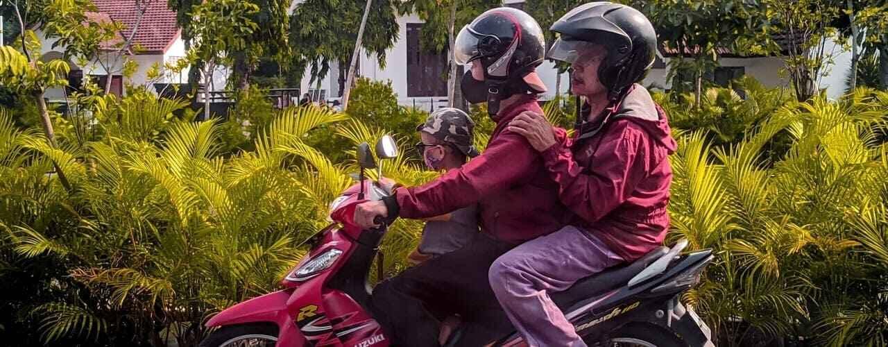 Viral Anak Dibonceng Motor Tersiram Minyak Panas! Bolehkah Bonceng Anak saat Naik Motor?