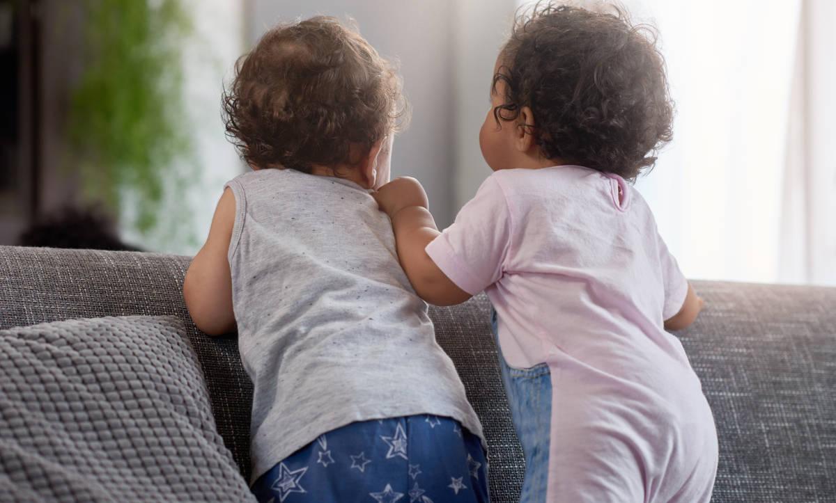 Balita bermain dengan teman sebaya