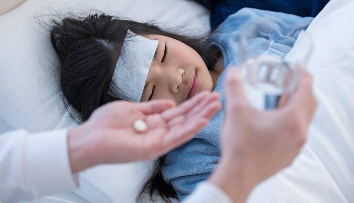 Anak sedang demam dan diberikan obat