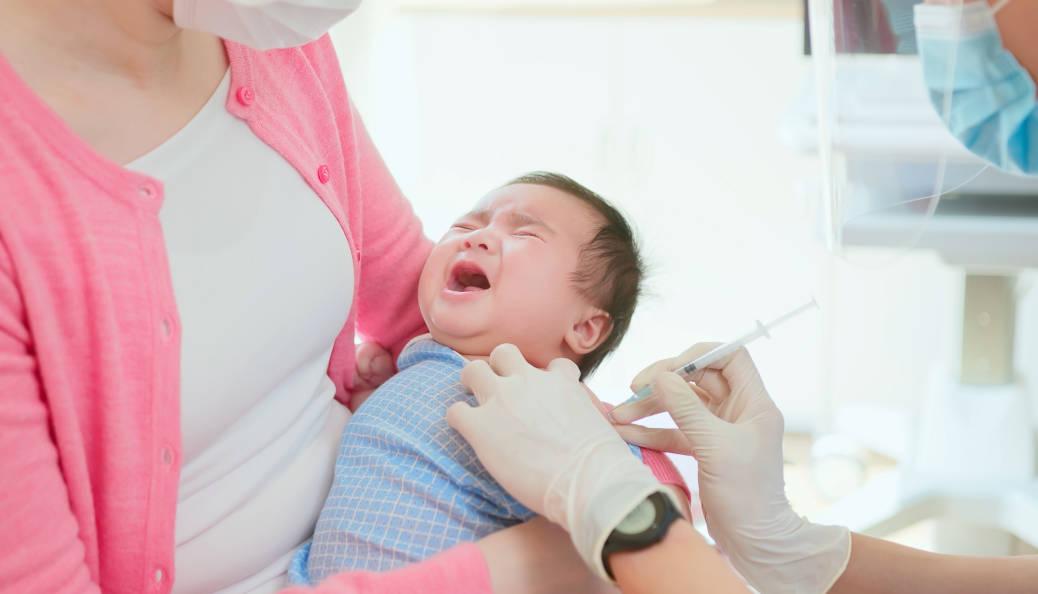 Bayi sedang divaksin