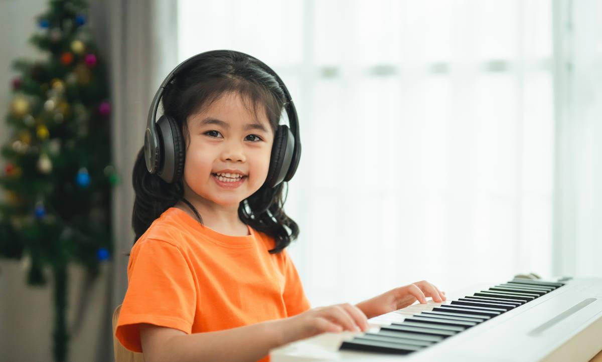 Anak belajar piano