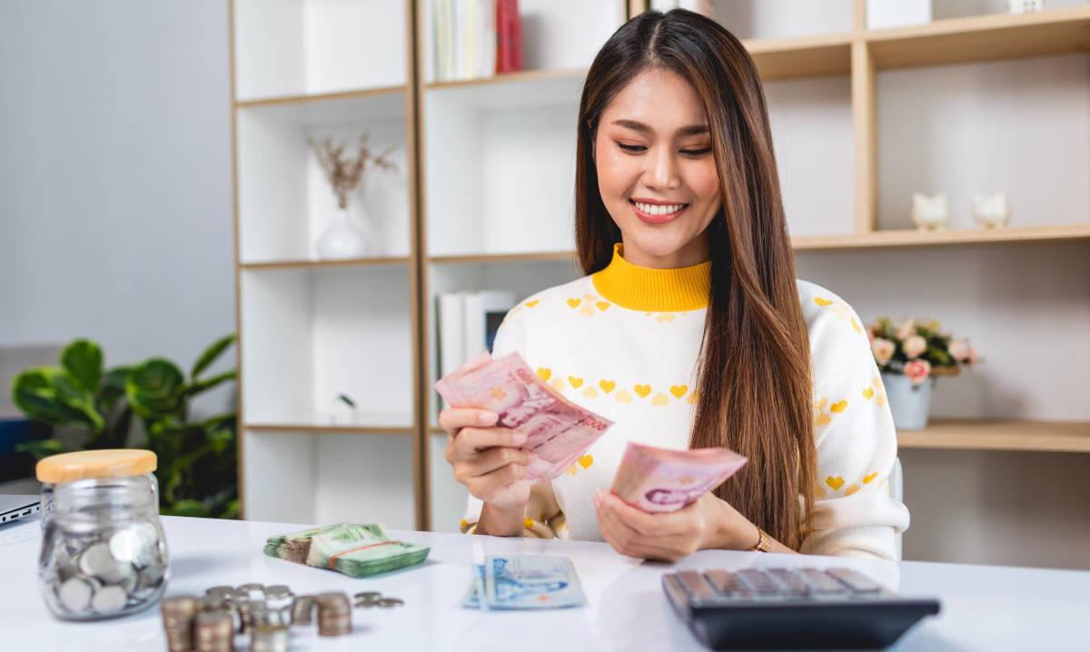 Wanita sedang menghitung uang belanja