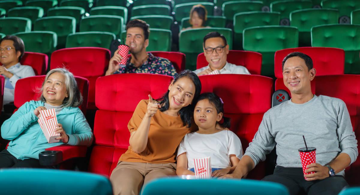 Keluarga mengajak anak nonton film di bioskop
