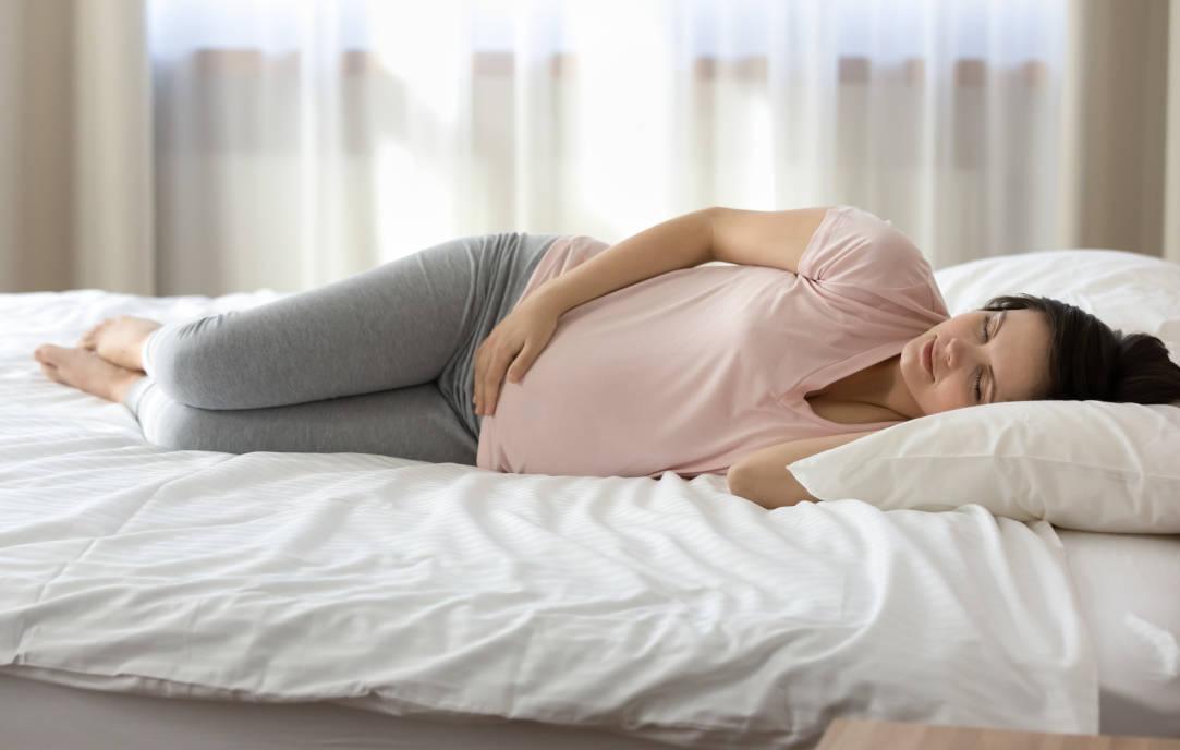 Ibu hamil sedang tidur nyenyak