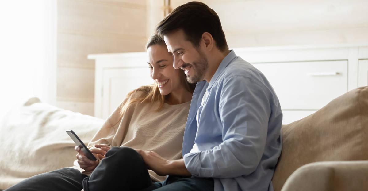 Pasangan suami istri sedang melihat HP bersama
