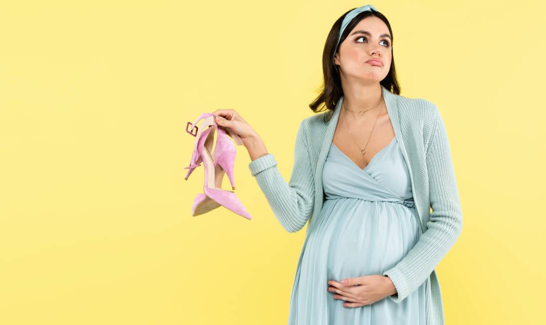 Seorang wanita hamil dengan sepatu yang tidak nyaman dipakai saat hamil