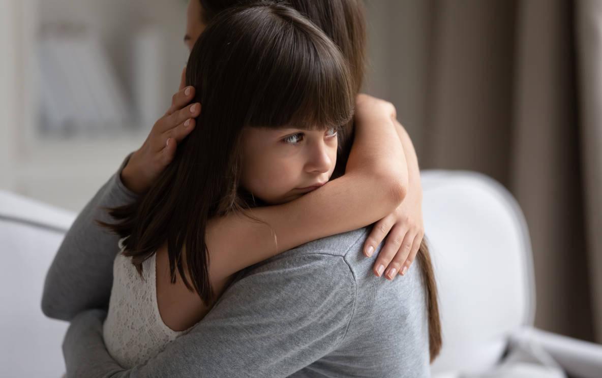 Ibu berpelukan dengan anak meminta maaf