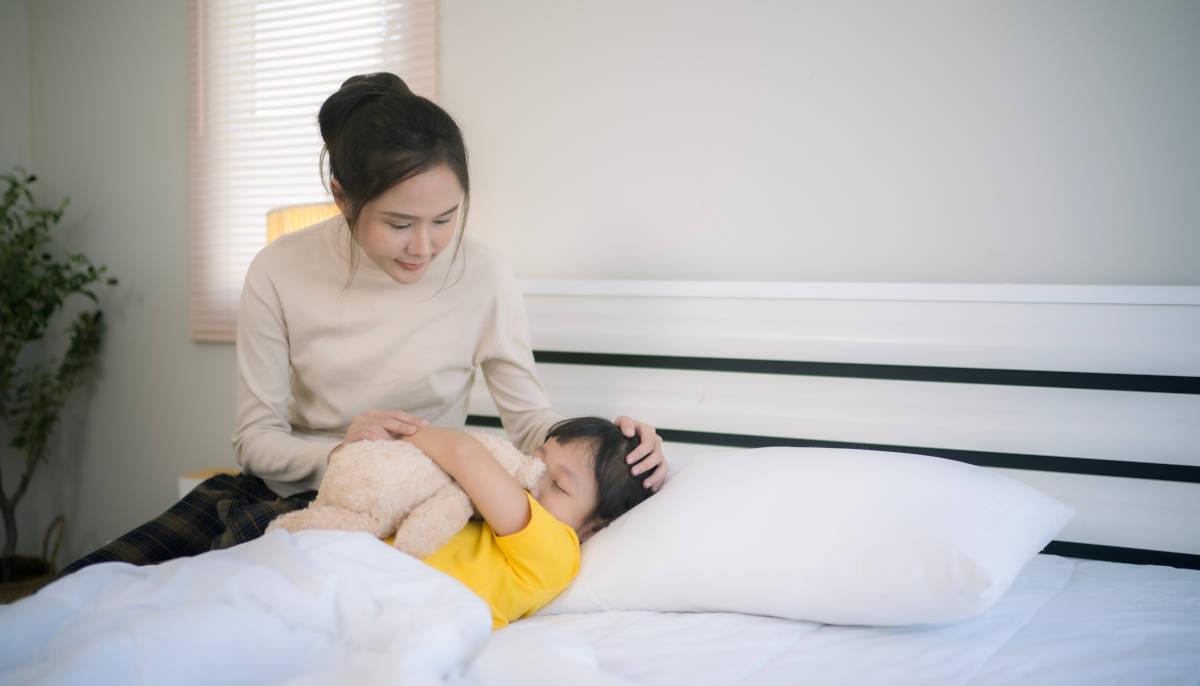 Ibu sedang membangunkan anak