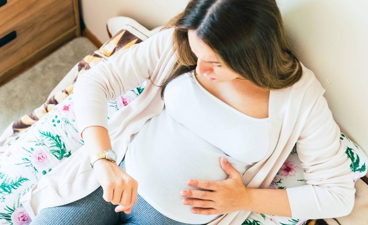 Ibu hamil sedang menghitung kontraksi
