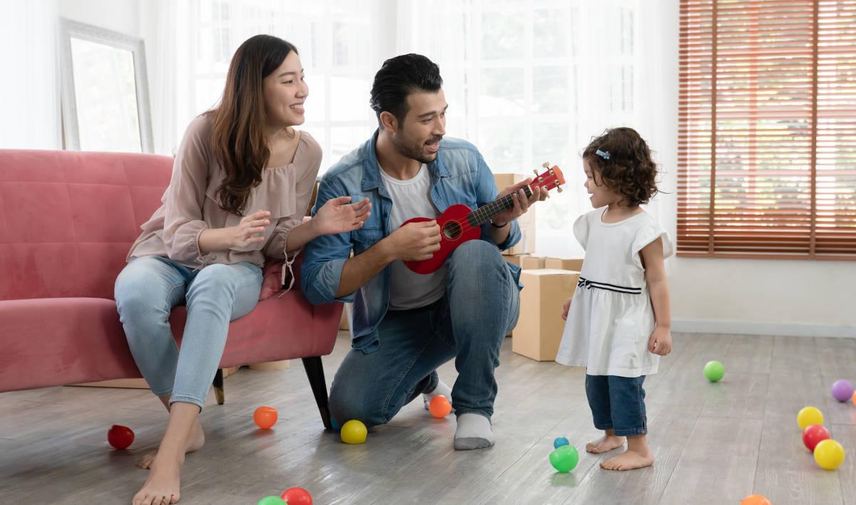 Keluarga dengan anak sedang bernyanyi bersama