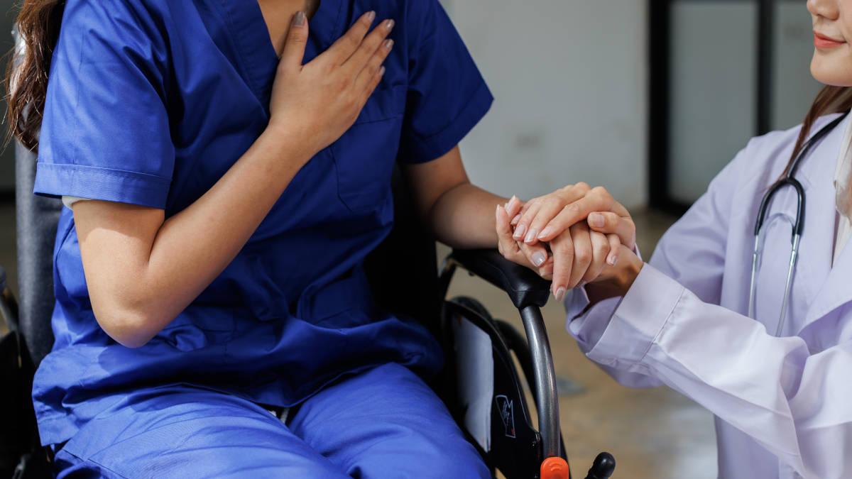 Wanita dan perawatnya