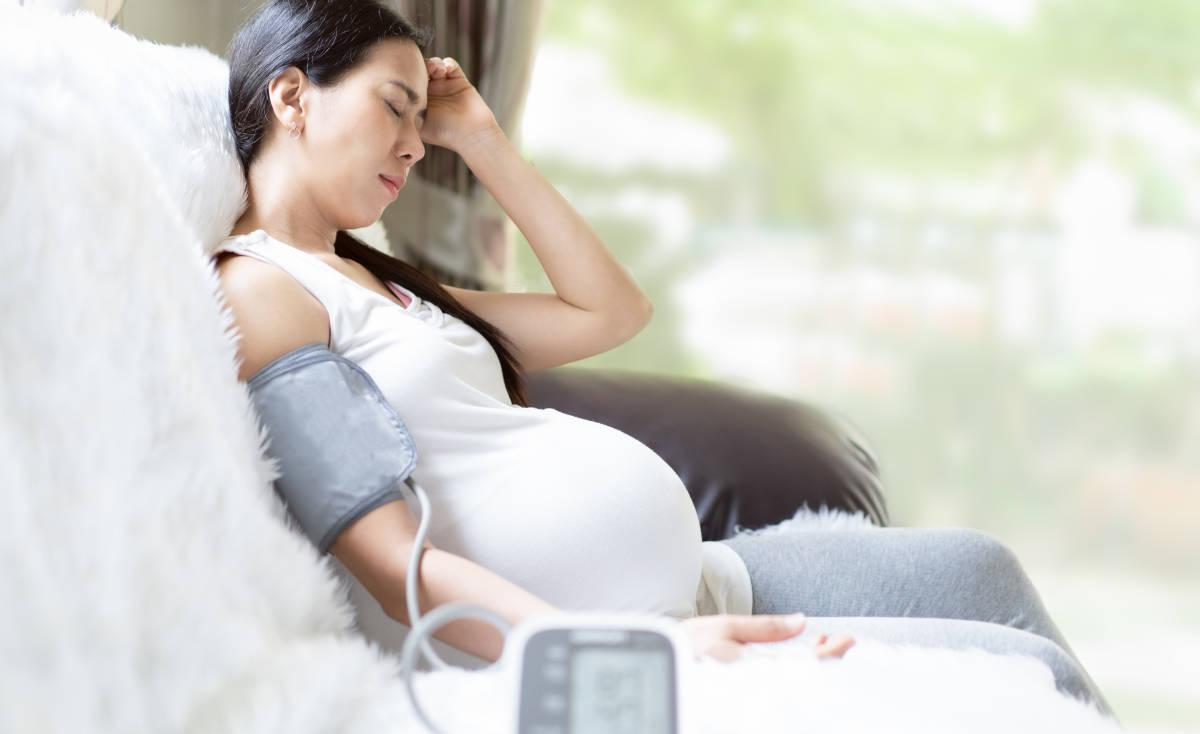 Ibu hamil sedang melakukan pengukuran tensi darah