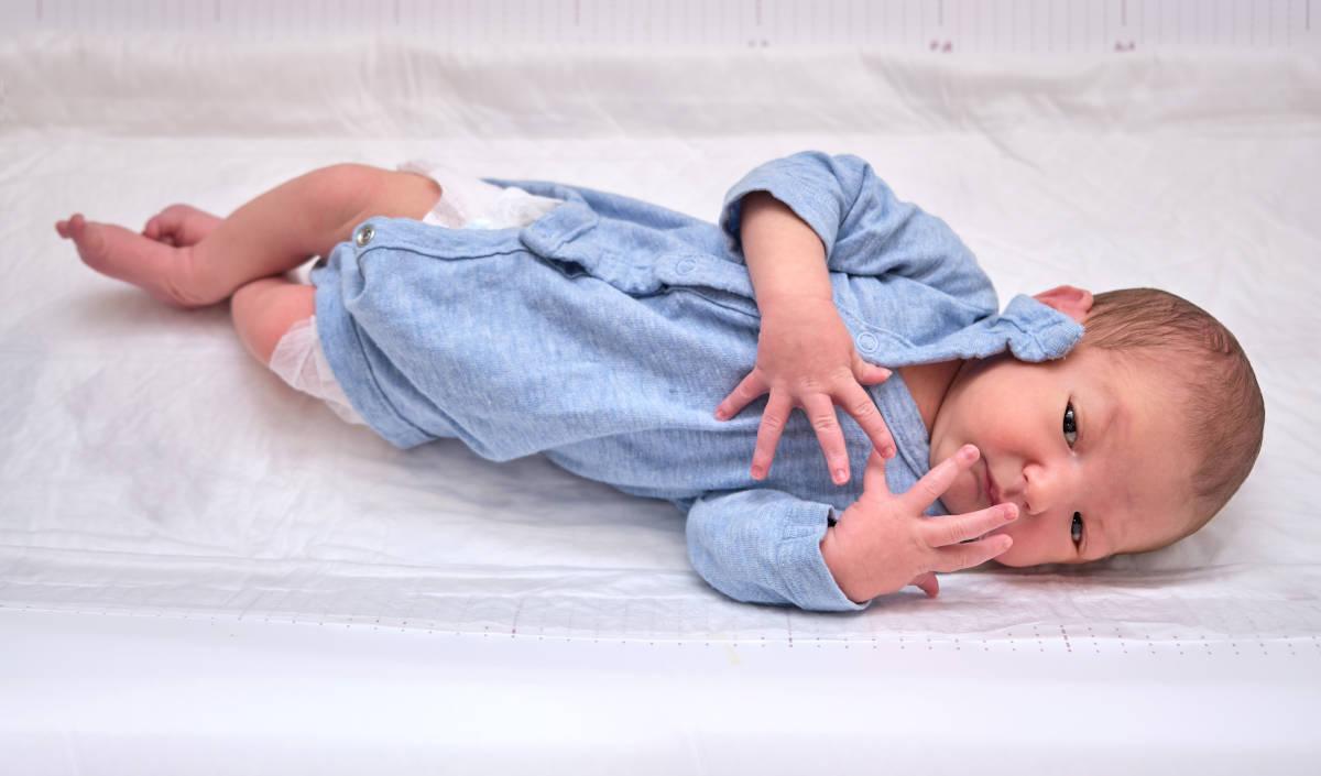 Seorang bayi terbangun karena kaget saat tidur