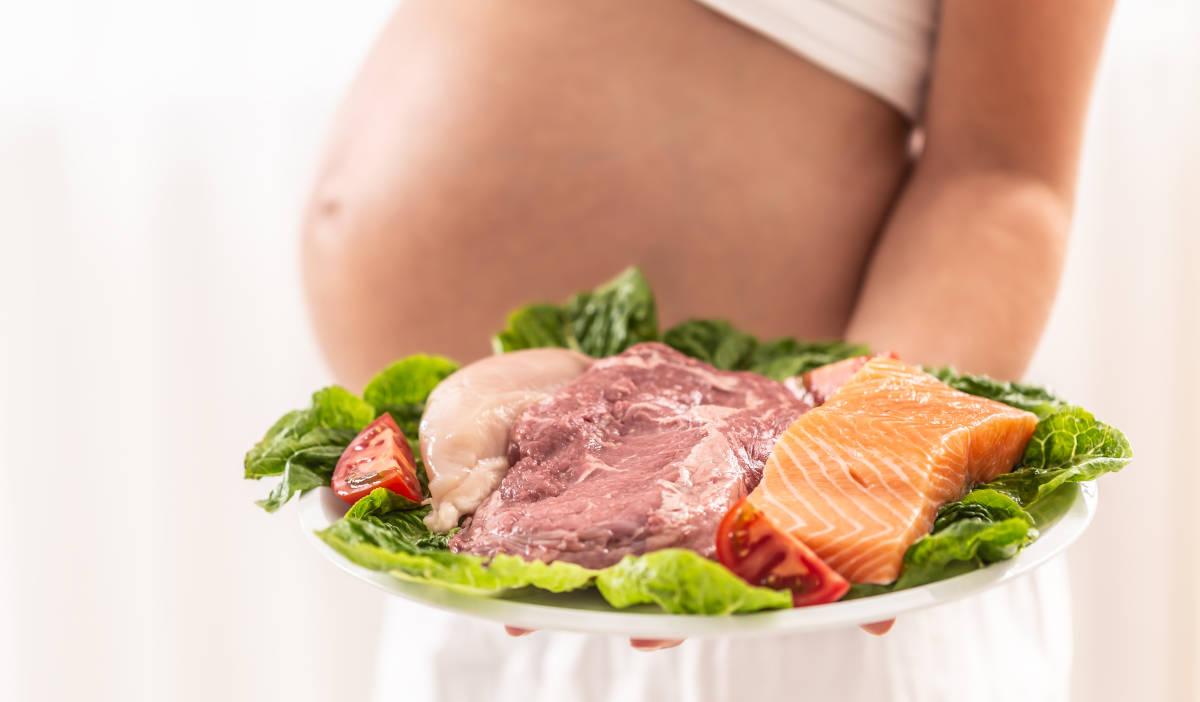 ibu hamil mengonsumsi makanan tinggi protein