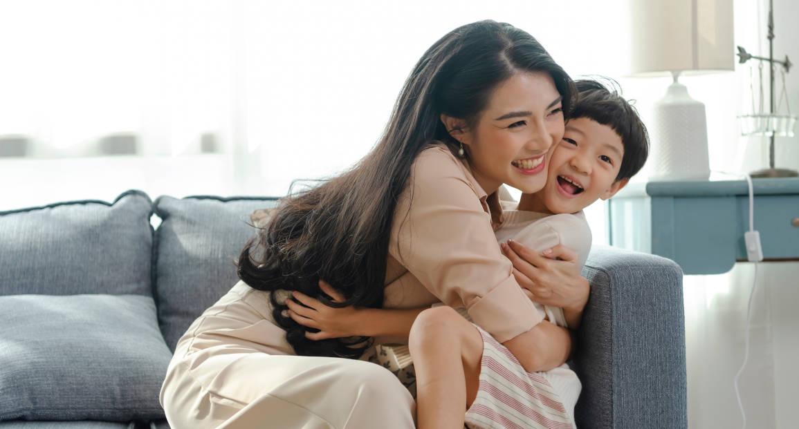 Tidak Selalu Bilang Sayang Mama, Ini Cara Anak Mengungkapkan Cinta