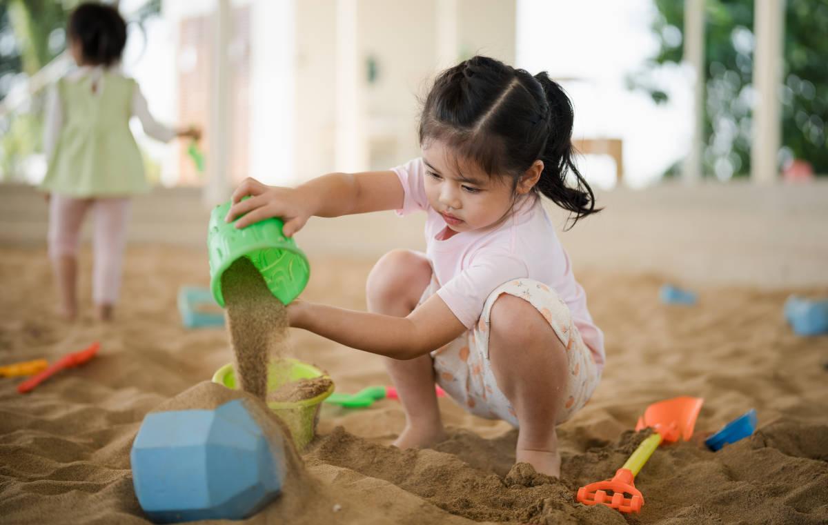 Anak sedang bermain pasir