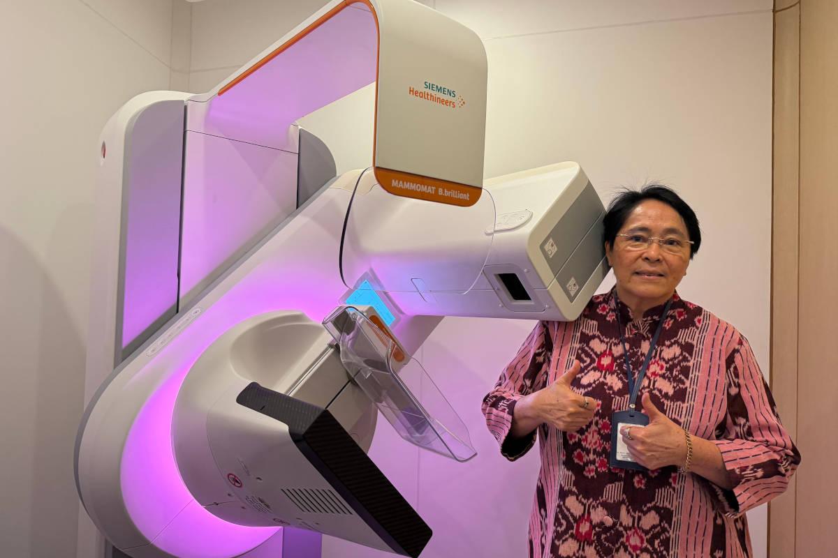 Dr. Nina dari MRCCC di depan Mammomat B.brilliant