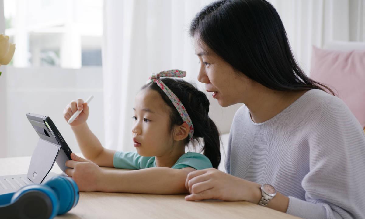 Ibu dan anak sedang belajar