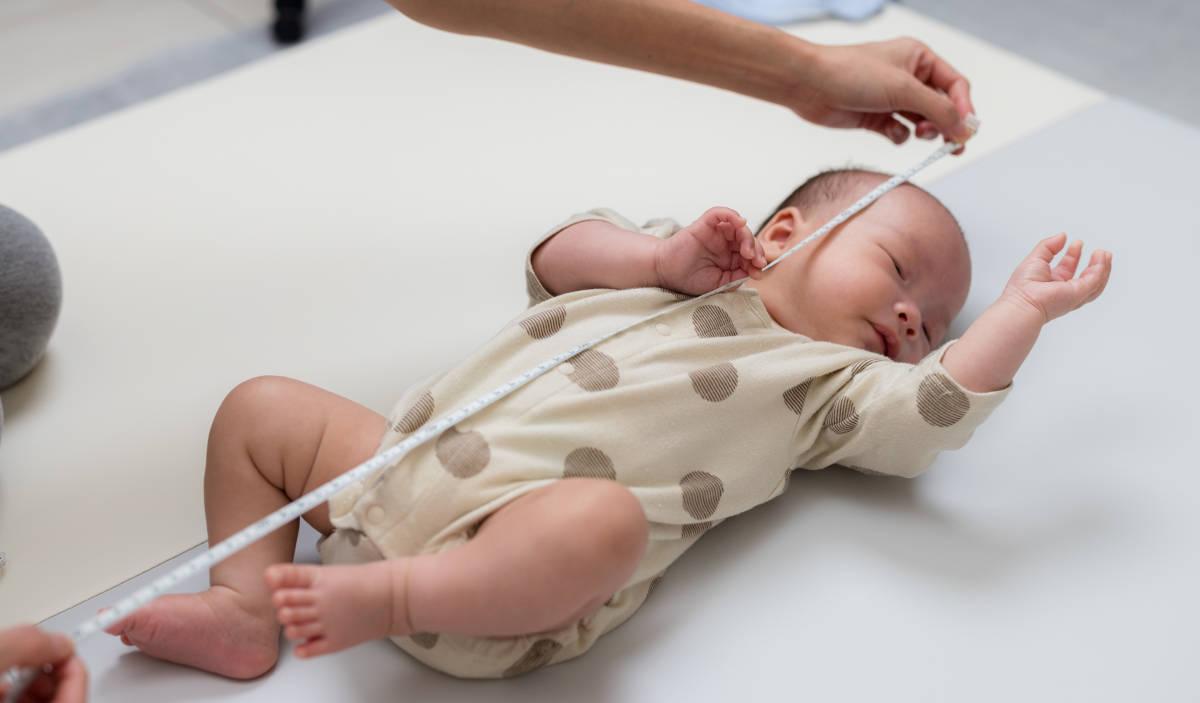Bayi sedang diukur panjang badannya